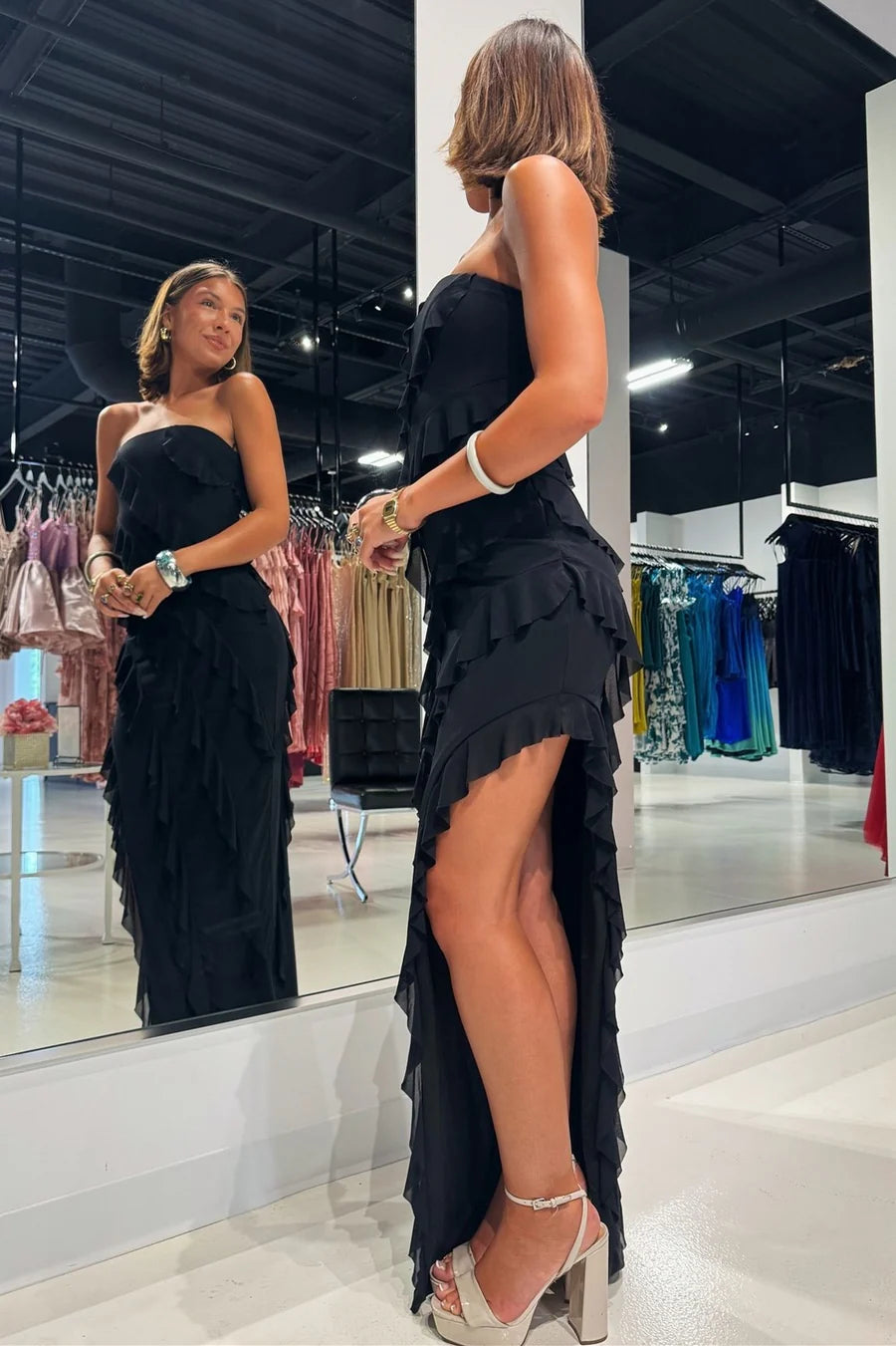 Vestido largo de gasa con volantes y abertura sin tirantes